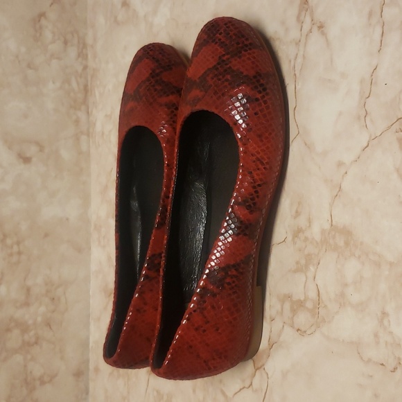 Artemis red animal print flat loafers women's shoes size 37 - Picture 2 of 6